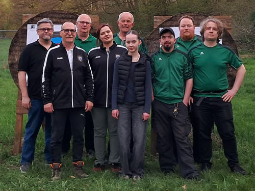 Die Mannschaften des TSV Rothaurach und des SV Georgensgmünd