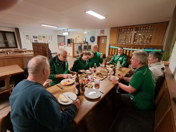 Gemütliche Runde beim Freitags-Stammtisch